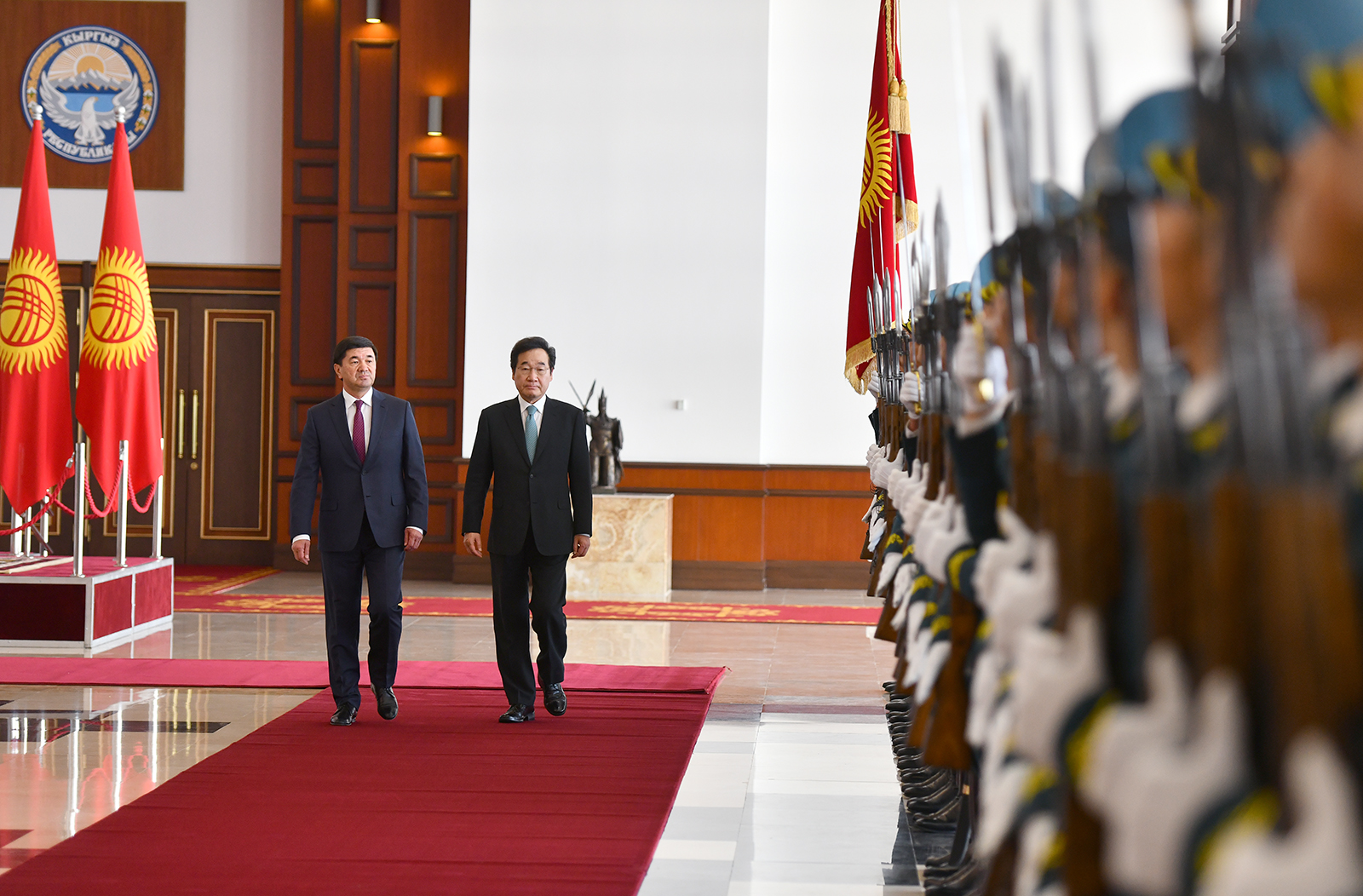 Түштүк Кореянын премьер-министри Ли Нак Ён Кыргызстанга келди