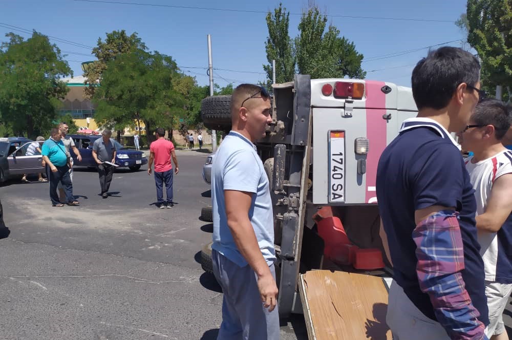 Бишкекте «тез жардам» унаасы менен жеңил автоунаа кагышты