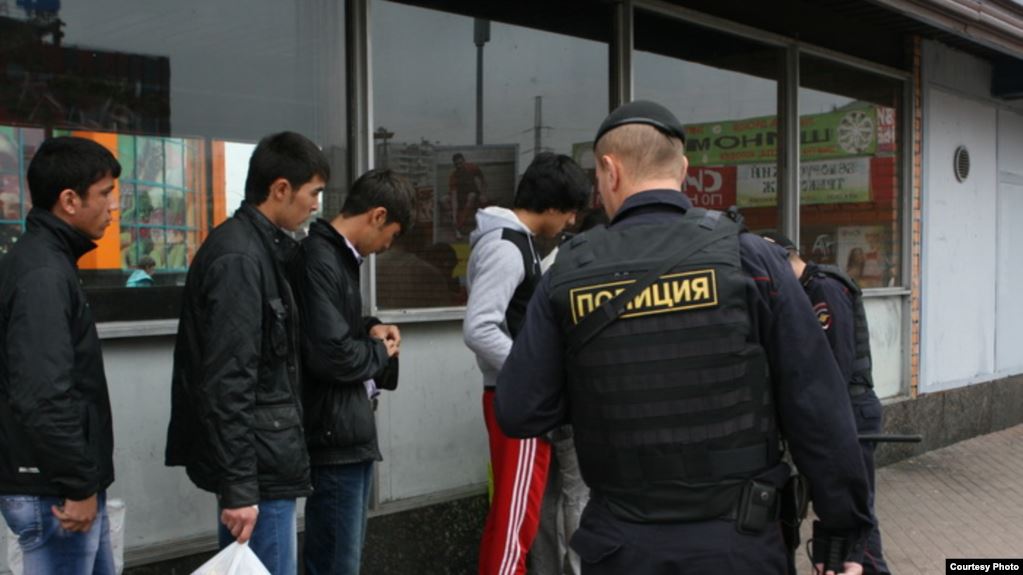 Хабаровскиде ОМОНдун зомбулугуна кабылган 14 кыргыз мигранты Орусиядан чыгарылат