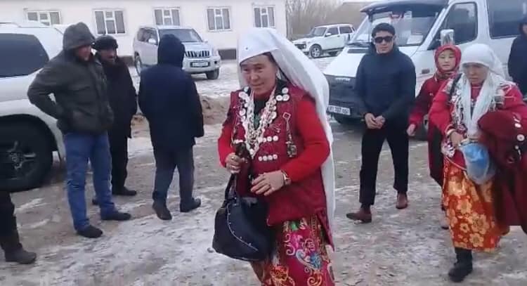 Памирде жашаган 10 кыргыз үй-бүлө Алайга көчүп келди