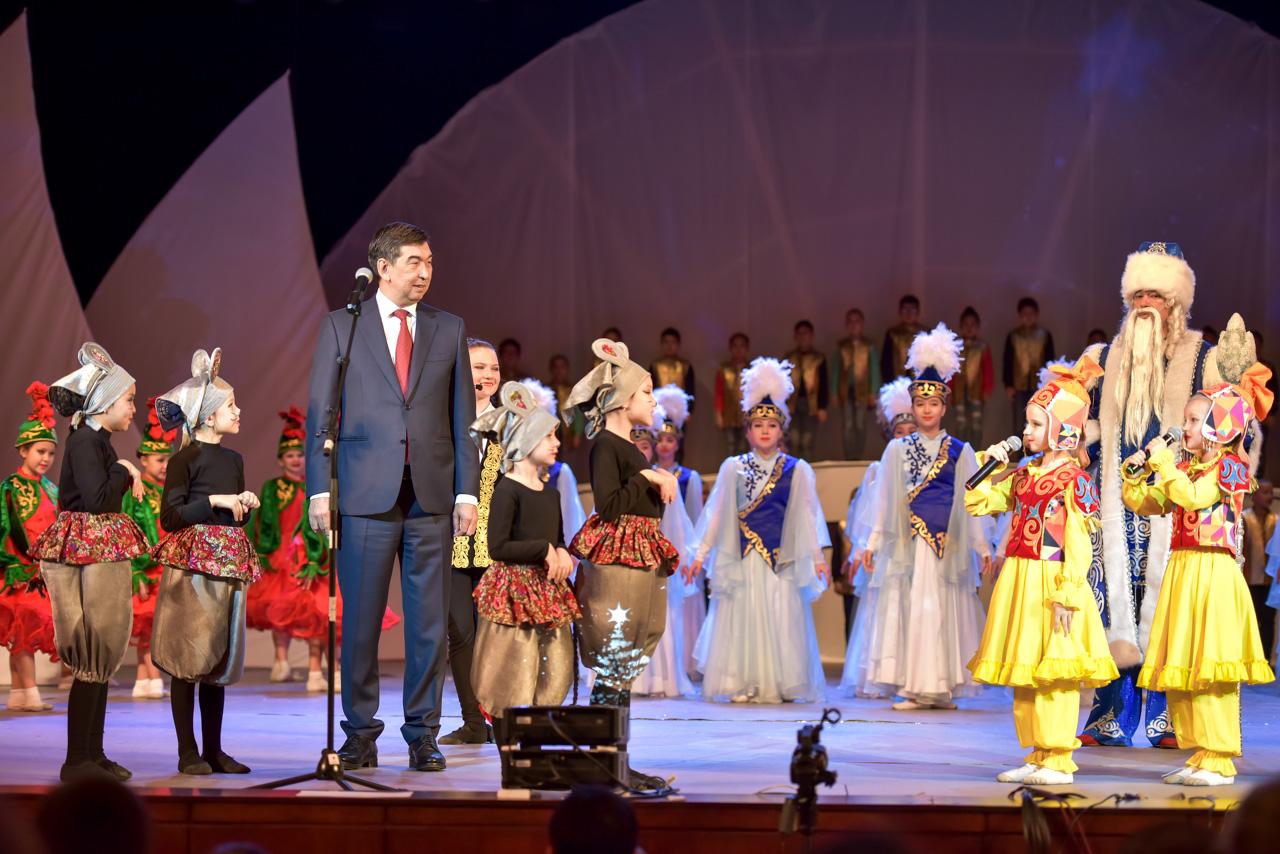 Бишкектин мэри балдарды жаңы-жылы менен куттуктады  — сүрөттөр