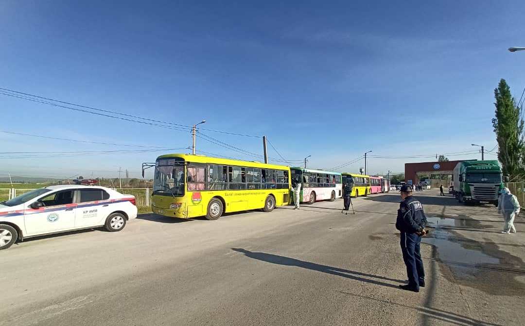 Оренбургда чатырда жашап жаткан кыргызстандыктар 9 автобус менен алынып келе жатат