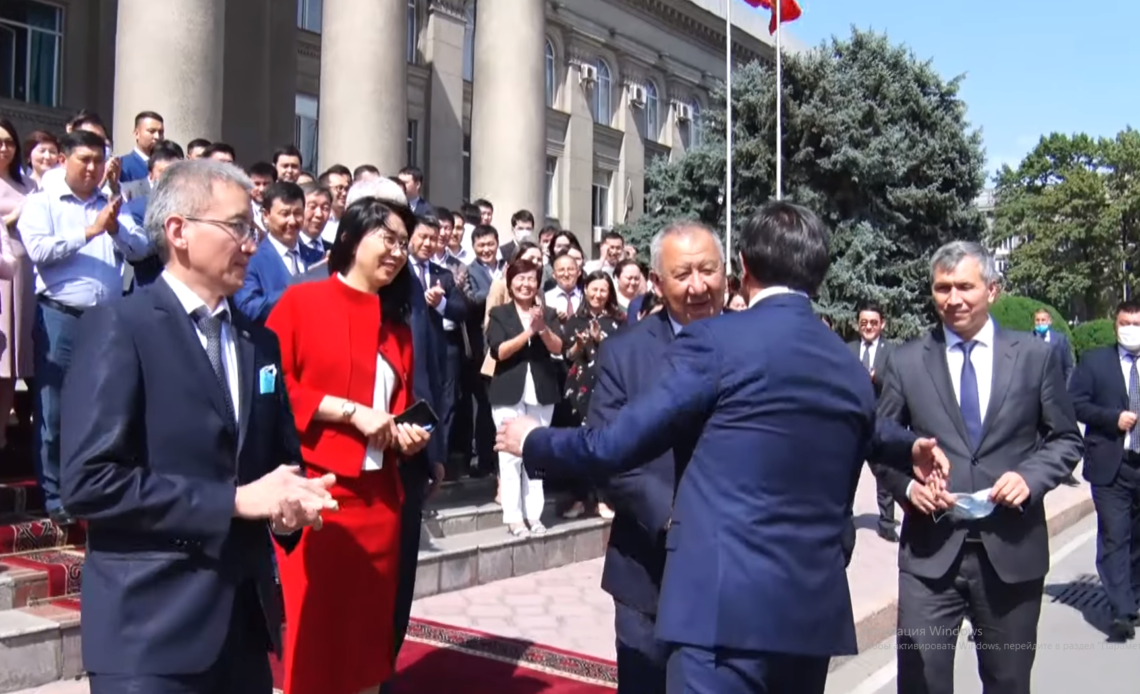 Өкмөт мүчөлөрү Абылгазиевди узатуу иш-чарасында беткап тагып, аралыкты сактаган жок — видео