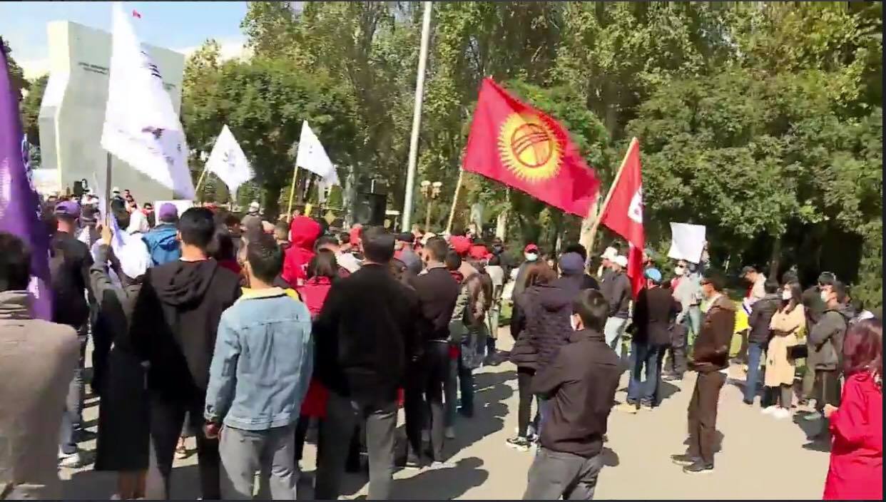 Бишкекте Марат Аманкуловдун эгемендикке байланыштуу сөзүнө каршы митинг өтүүдө, — сүрөт