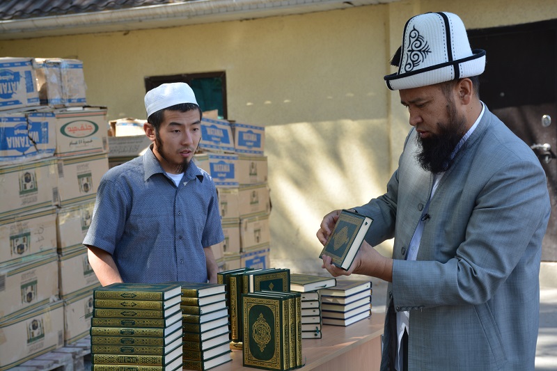 Мединадан Бишкекке 16 тонна куран келди, – видео  