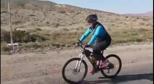 Темир Сариев велосипед менен Ысык-Көлдү айланат, — видео