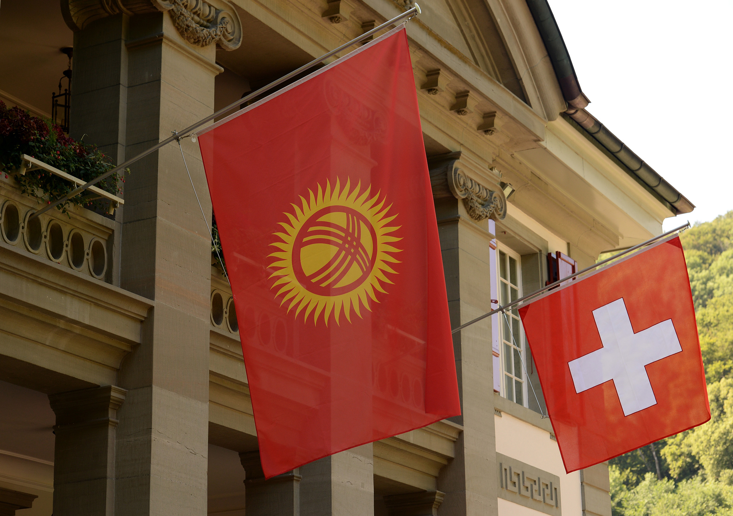 Кыргызстан алдыдагы шайлоолорду өткөрүү үчүн Швейцариядан жардам сурайт