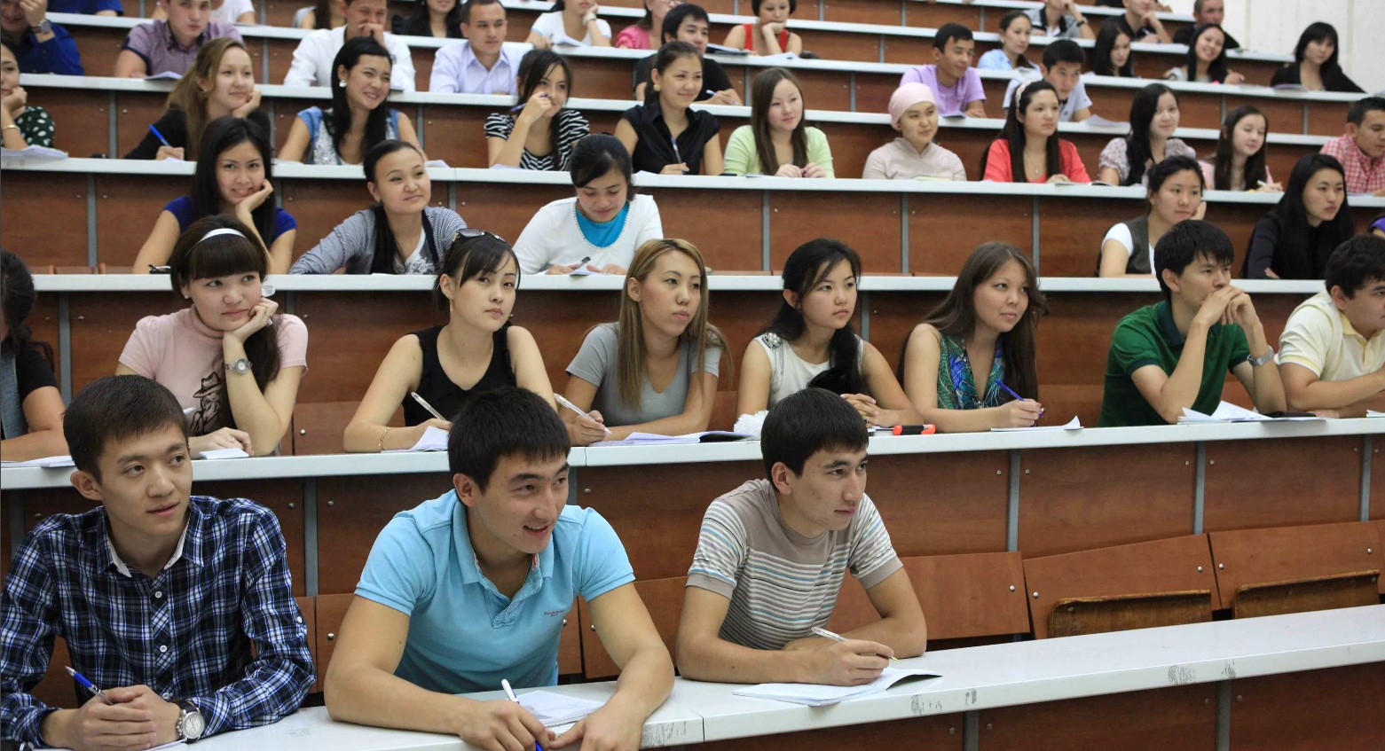 Білім және жоғары. Университет центральной Азии в Казахстане. Студенты в вузе. Студенты в аудитории. Казах студент.