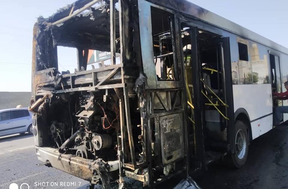 Ош шаарында жүргүнчү ташыган автобус өрттөнүп кетти — сүрөт