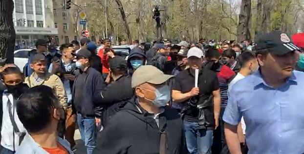 Бишкекте ИИМ министринин отставкасын талап кылгандарды башка митингчилер кууп жиберди