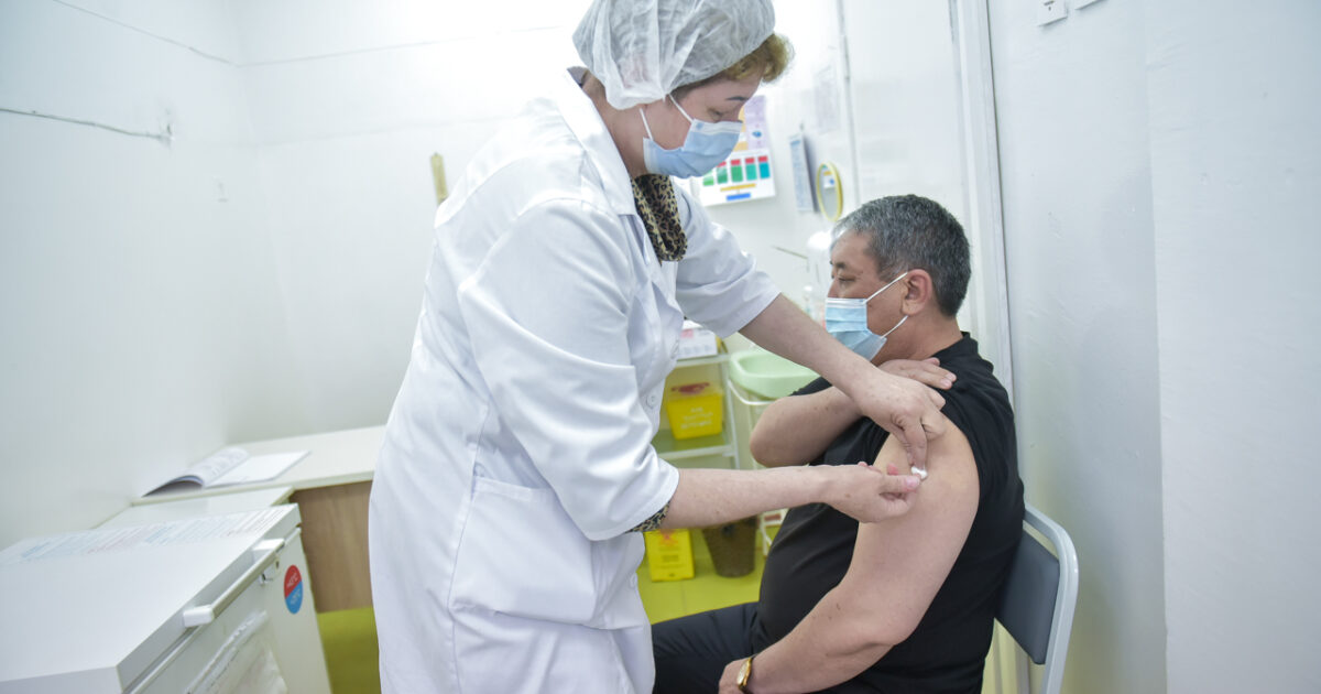 Бишкектин мэри экинчи ирет коронавируска каршы вакцина алды