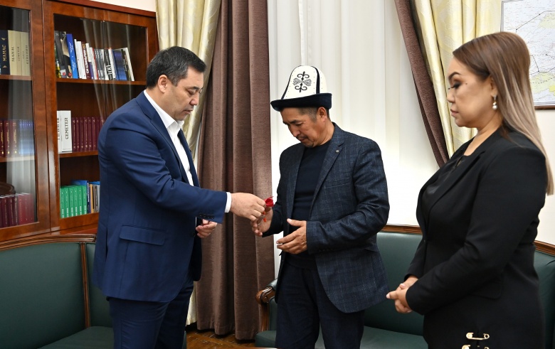 Үмүтбектин ата-энесине батирдин ачкычы тапшырылды
