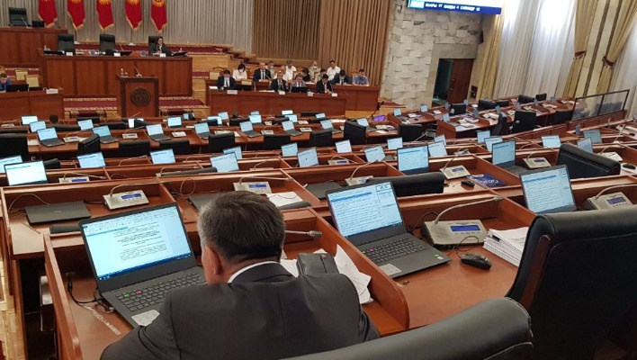 Депутат: Иштен калган депутаттарды мандатынан ажыраталы