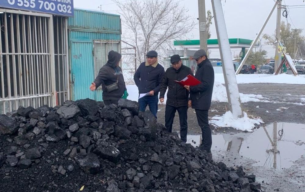 Бишкек: Көмүрдү кымбат саткан ишкерлерге айып салынды