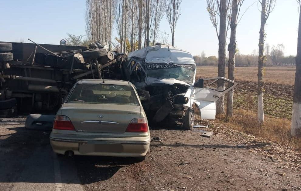 В аварии на трассе Бишкек-Ош пострадали 22 человека, 7 из них в крайне-тяжелом состоянии