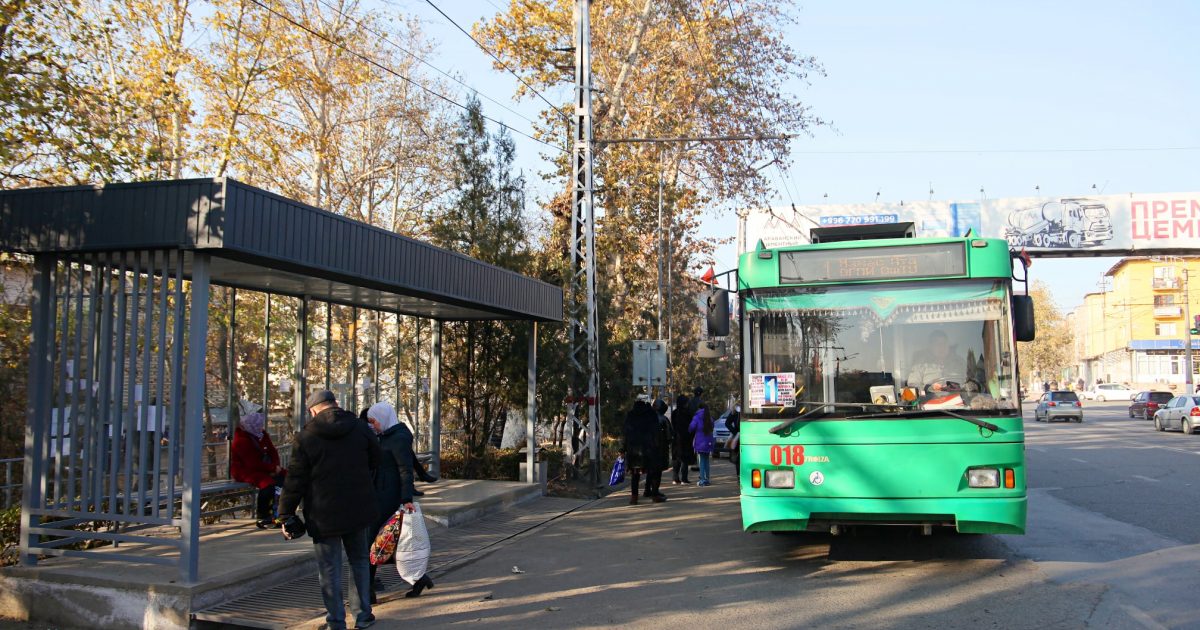 Фото — В Оше строят новые остановки общественного транспорта