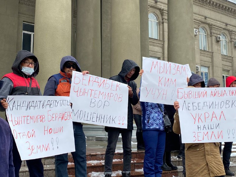 Бишкек: Өкмөт үйүнүн алдында митинг (ТҮЗ ЭФИР)