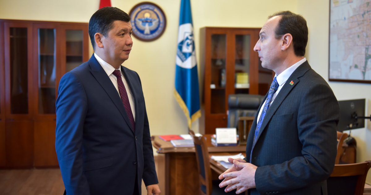 Мэр Бишкека обсудил с послом Беларуси вопрос приобретения автобусов на экологичном топливе