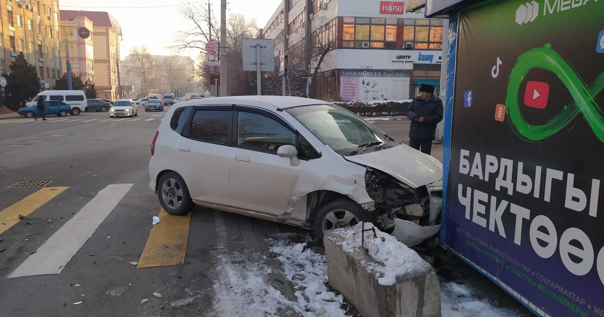 Фото — В центре Бишкека машина врезалась в магазин