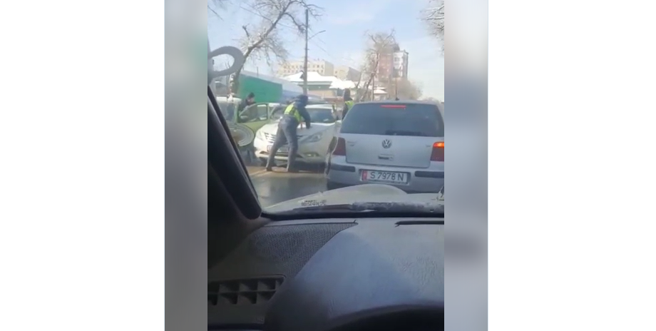 Видео — В Бишкеке таксист протащил на капоте патрульного
