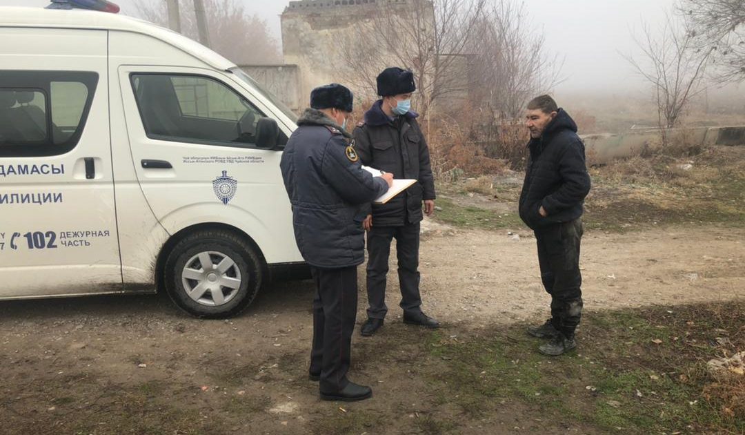 Участковые Иссык-Атинского района проводят профилактические мероприятия с местными жителями