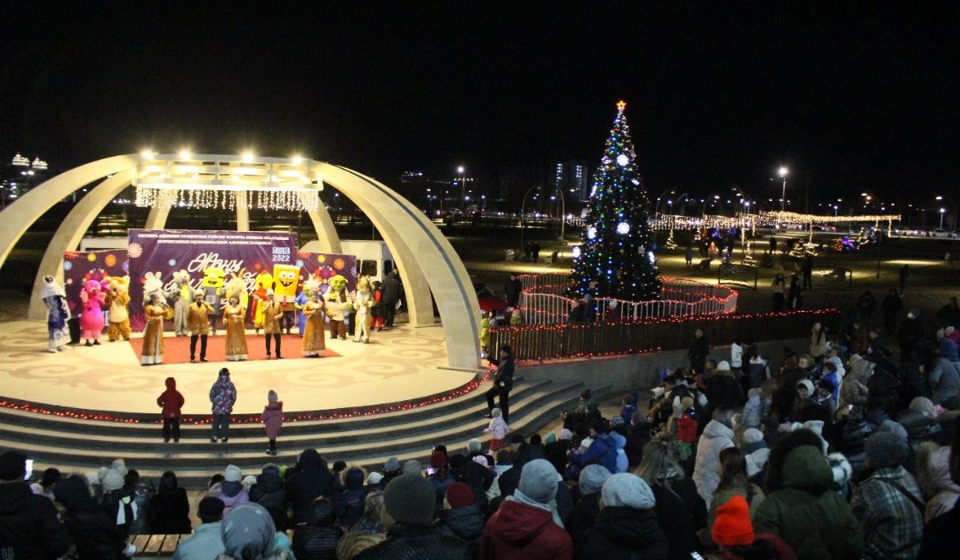 Бишкек: «Ынтымак-2» сейил багында жаңы жылдык балаты жанды