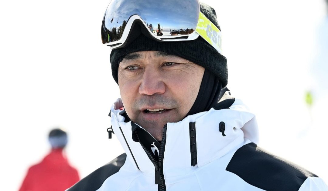 Түркияда жарнамалык LED экранда Садыр Жапаровдун лыжа тээп бараткан видеосу көрсөтүлүүдө