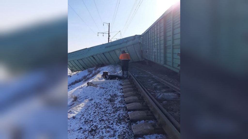 Поезд воркута новороссийск сошел с рельсов сегодня. Крушение поезда в Казахстане зимой. Сошедшая с рельса дорама. Поезд сходит с рельс на мосту.