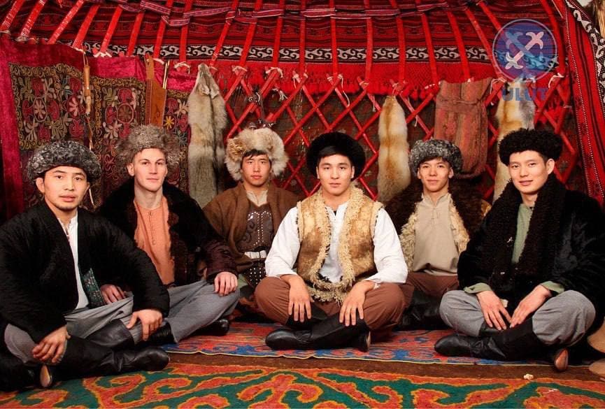Дзюдо боюнча курама команданын жигиттери кыргыздын улуттук кийимдери менен — сүрөт