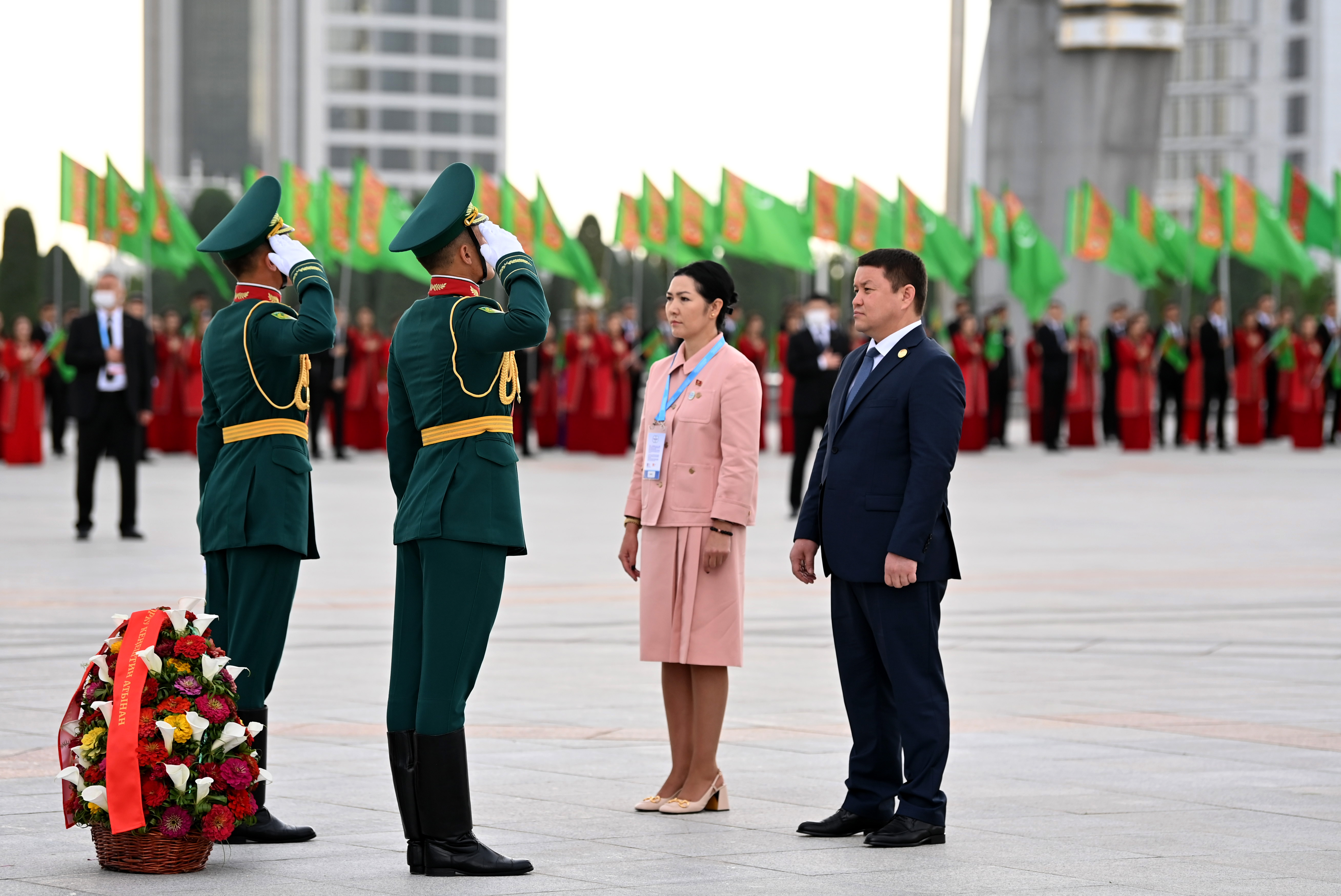 Туркмены в москве. Председатель парламента Туркменистана. Первая леди Туркменистана. Монумент Конституции Туркменистана.