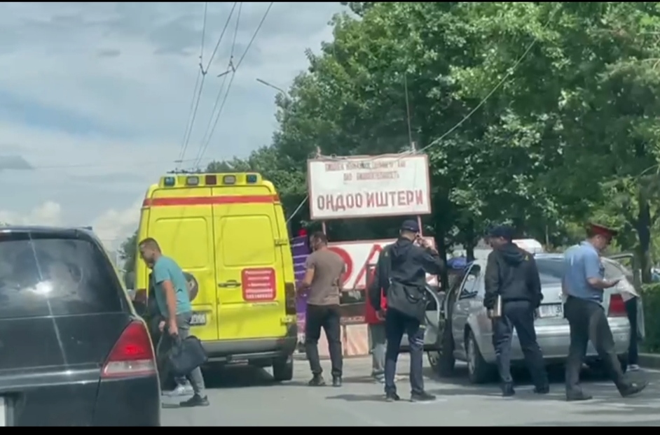 Бишкекте аялдамадан күтүүсүздөн бир киши каза болду — видео