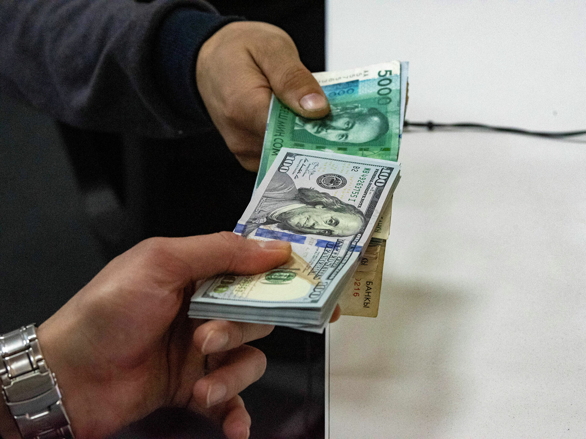 Доллар сом сколько. Доллары в сомы. Делары в кыргызские сомы. Доллар (валюта). Доллар фото.