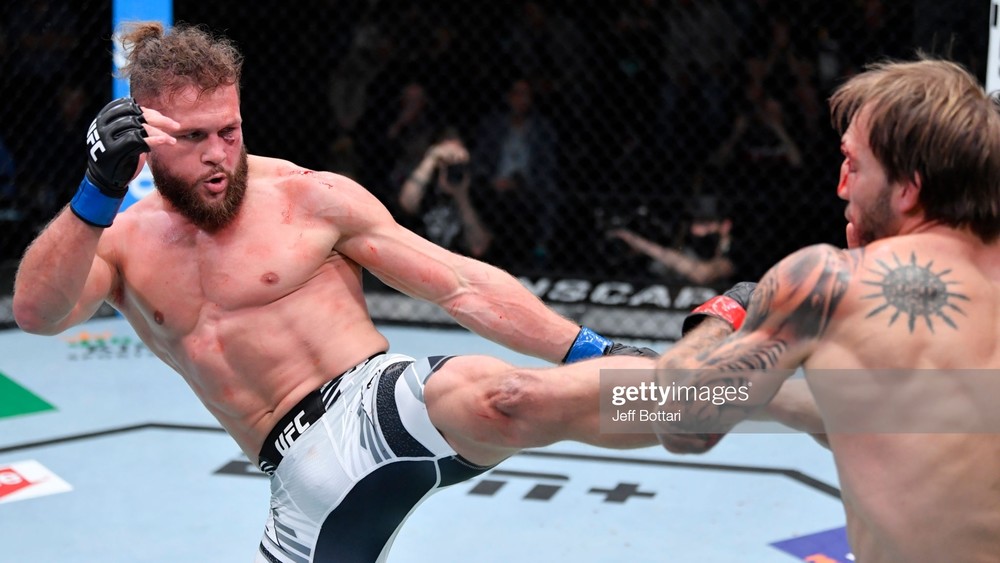 UFC: Рафаэль Физиев 6 айга спорттон четтетилди
