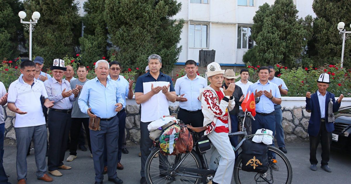 Ош: 75 жаштагы ардагер Түркияга велосипед менен жөнөп кетти