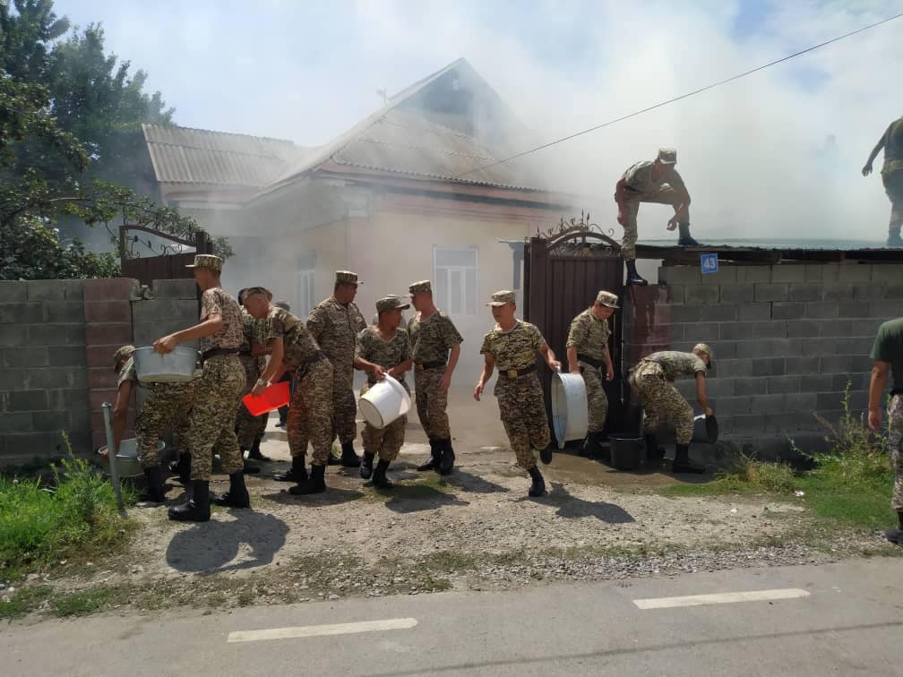 Что произошло в оше. Пожары Ош. Жизнь в Ош. Солдаты МЧС. Крыша дома в Киргизии.