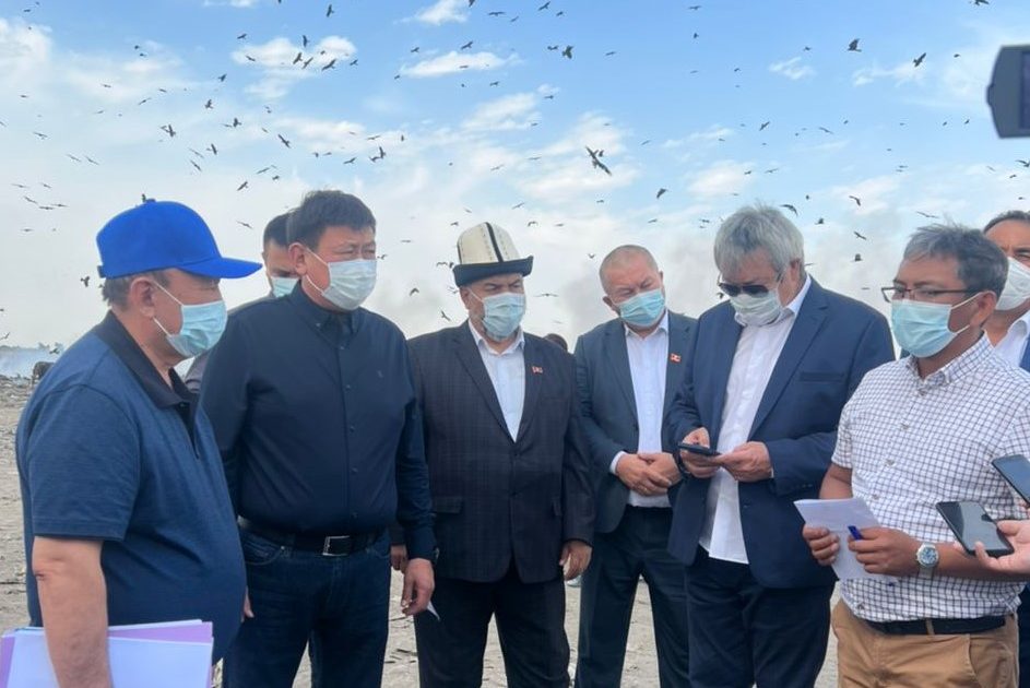 Депутаттар Бишкектин таштанды полигонуна барышты — сүрөт