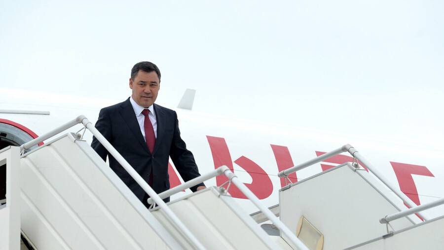 Жапаров ШКУ саммитине катышуу үчүн Өзбекстанга учуп кетти