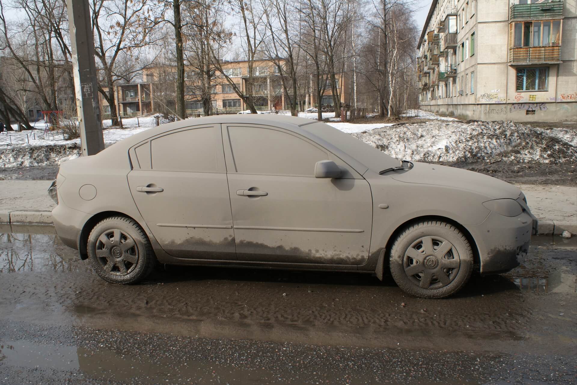 Можно ли зимой мыть. Грязная машина. Грязная машина зимой. Очень грязный автомобиль. Серая грязная машина.