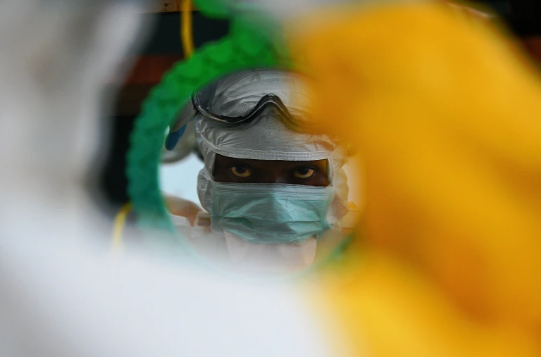 Угандада Эбола вирусунан адамдар көз жумууда