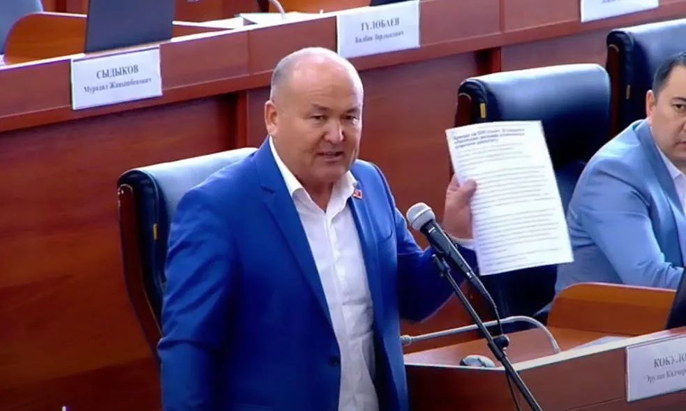 Депутат Токторбаев сурактан чыкты. Ал дагы коркутууга кабылган