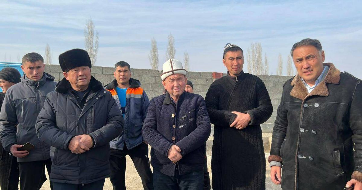 Депутаттар Баткендеги авариялык абалдагы мектепке барышты