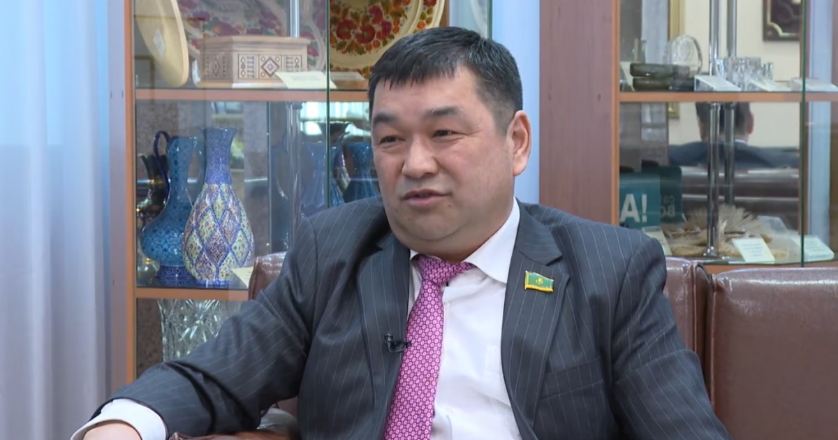 Казакстан: Орусиянын Украинага кол салуусун колдогон депутат партиядан чыгарылды
