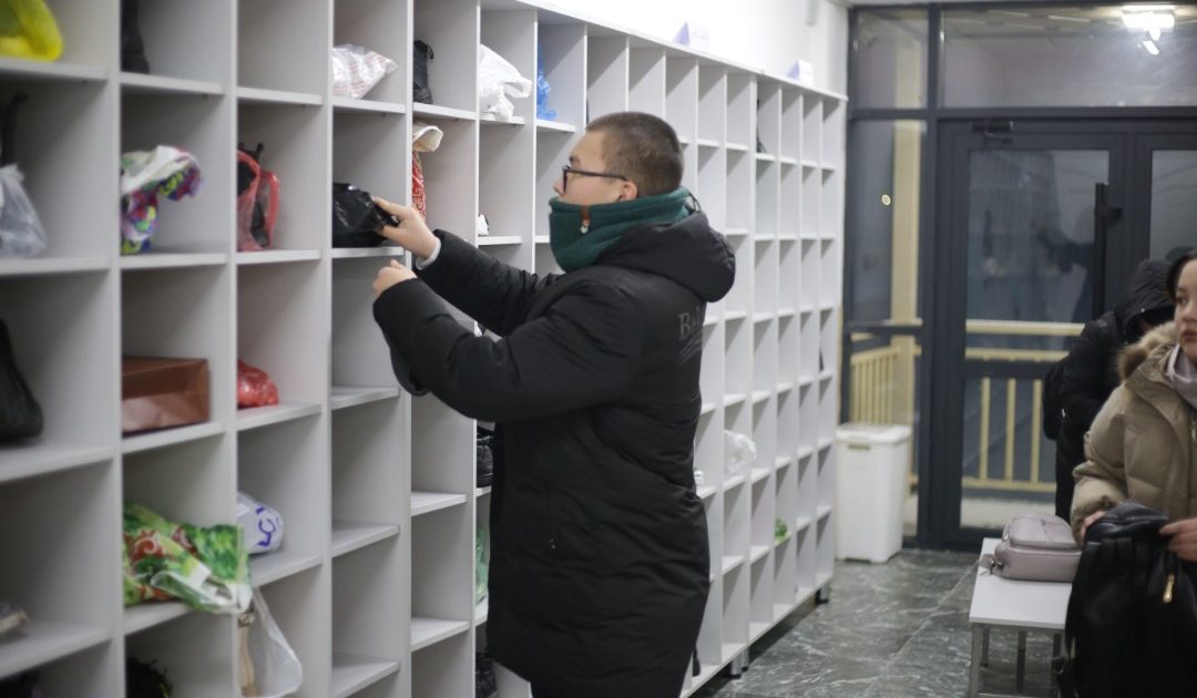 Бишкектин төрт мектебине окуучулар бут кийимин чечип кирет — сүрөт