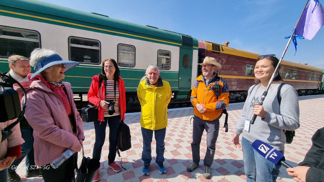 В группе 60 туристов. Туристический поезд. Туристы в Кыргызстане. Туристы в Европе. Железная дорога.