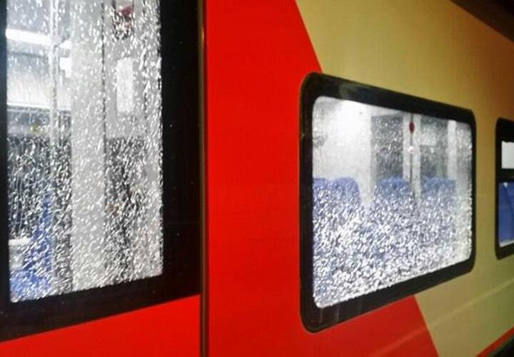 Балыкчы – Бишкек багытындагы поездинин терезесин дагы сындырып кетишти