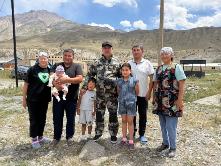 Садыр Жапаров Эңилчек айылына барып, жашоочулар менен жолугушту