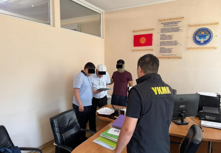 Бишкекте мэриянын кызматкери 2 300 доллар пара алып жаткан жеринен кармалды