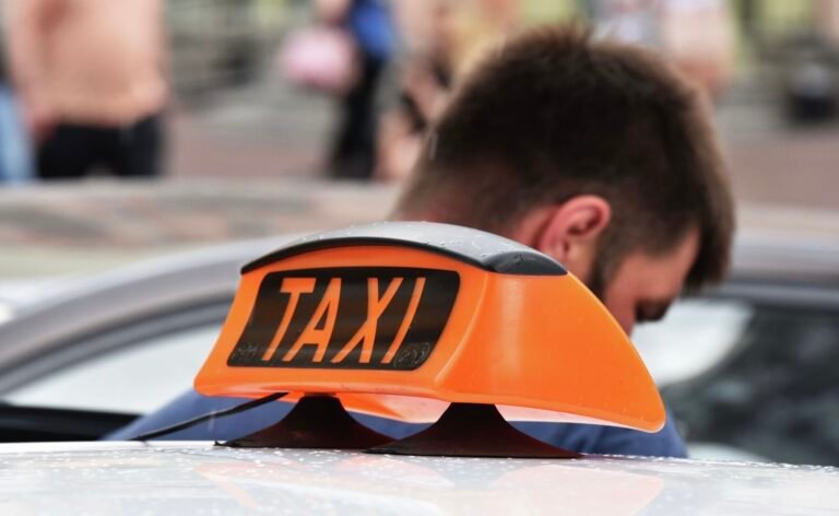 Таксисттердин эсине! 22-августтан тарта лицензия алуу күчүнө кирет