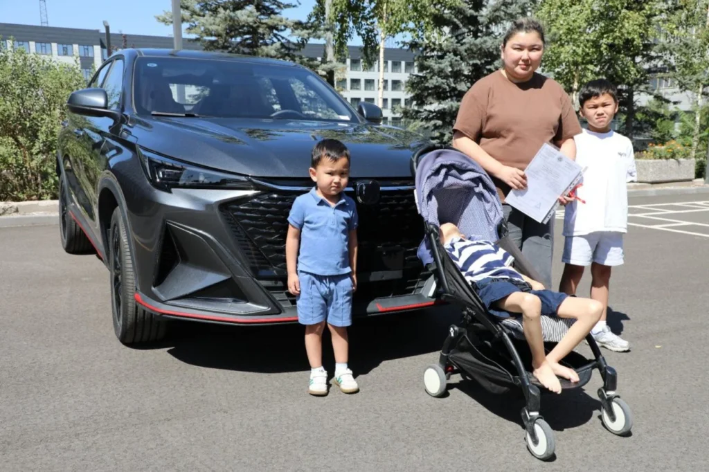 Наргиза Ажиева с детьми рядом с машиной
