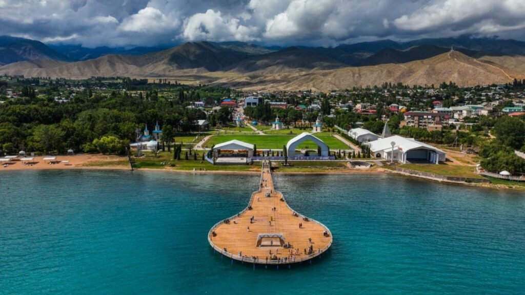 Пирс на Иссык-Куле в виде комуза